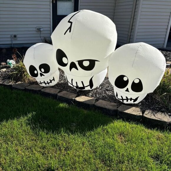 Halloween Skull Inflatable - Picture 3 of 3